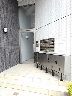 【大牟田市曙町のマンションのエントランス】