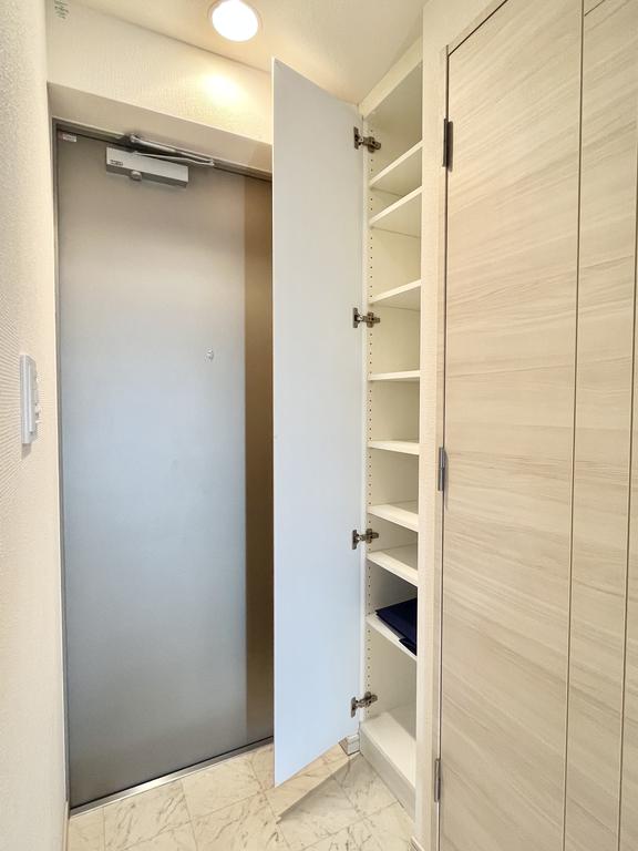 玄関　たっぷり収納できるシューズボックスです