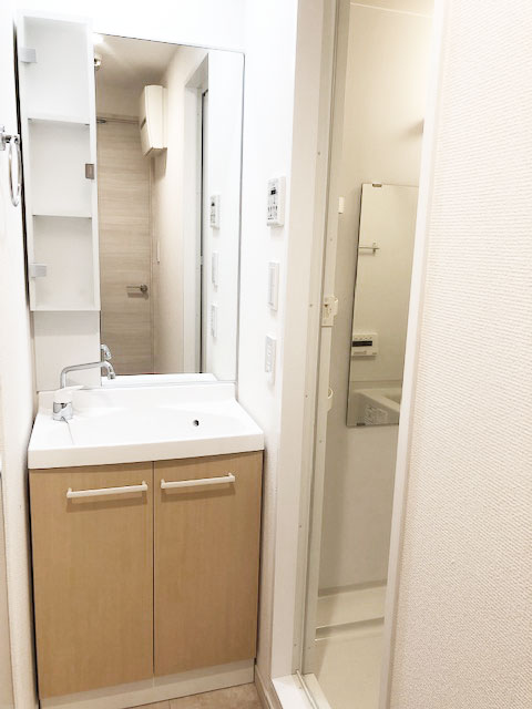 洗面設備　タオル置き場のある、ゆとりの独立洗面所です