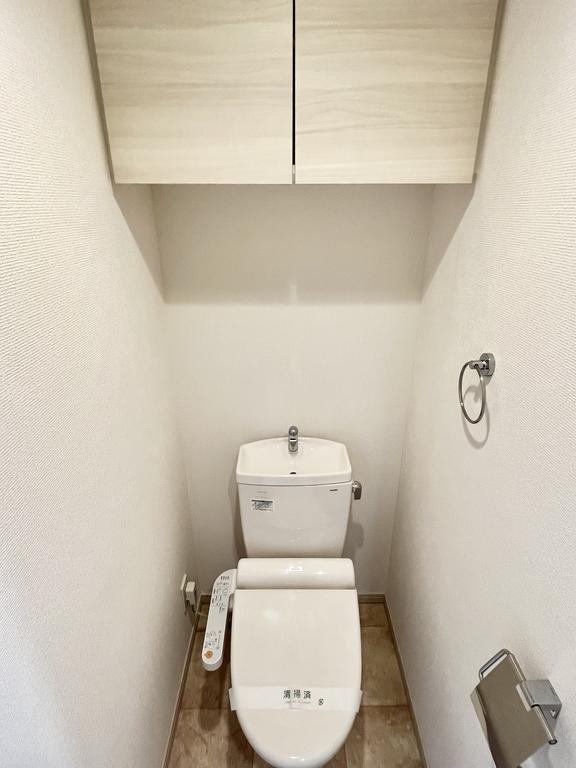 トイレ　温水洗浄機能＋吊戸棚付きのトイレです。