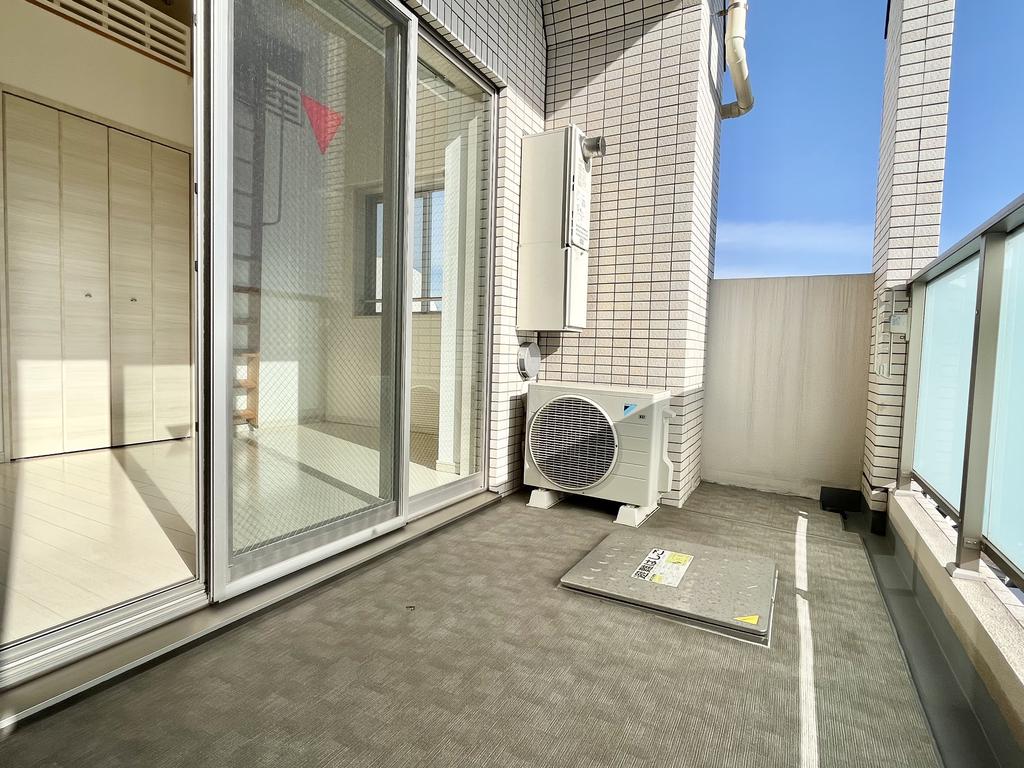 バルコニー　南面に大型テラスがあるのでお部屋に陽が差し込みます