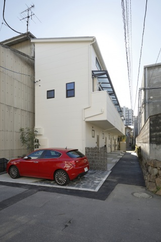 広島市中区吉島西のアパートの建物外観