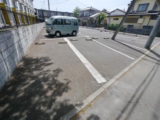 【所沢市林のアパートの駐車場】