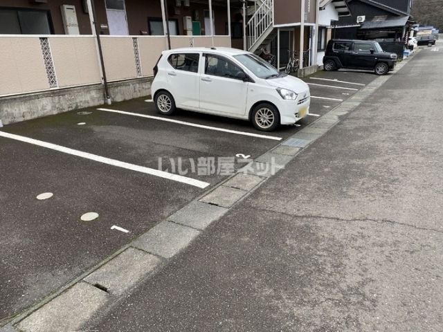 【アーバンライフ多田館の駐車場】