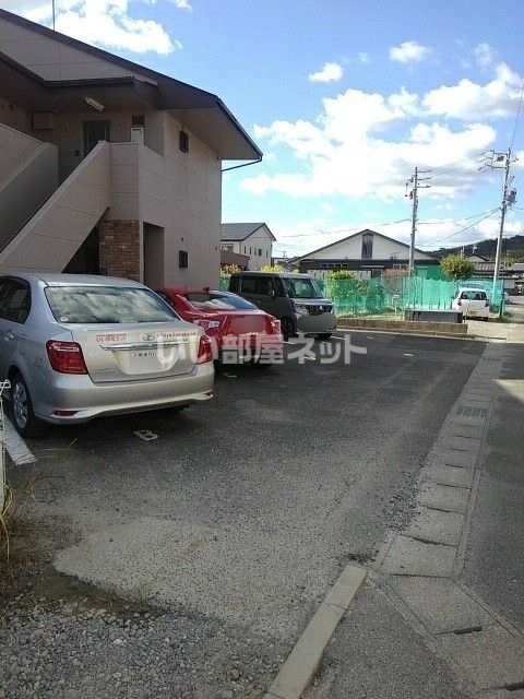 【蒲郡市西浦町のアパートの駐車場】