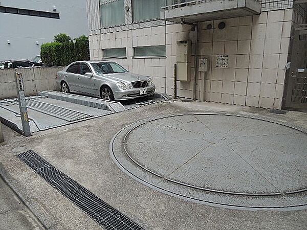 【港区芝のマンションの駐車場】