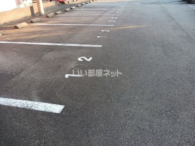 【鯖江市舟津町のアパートの駐車場】