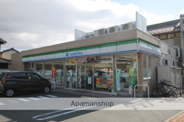 コンビニ　ファミリーマート（コンビニ）まで747m