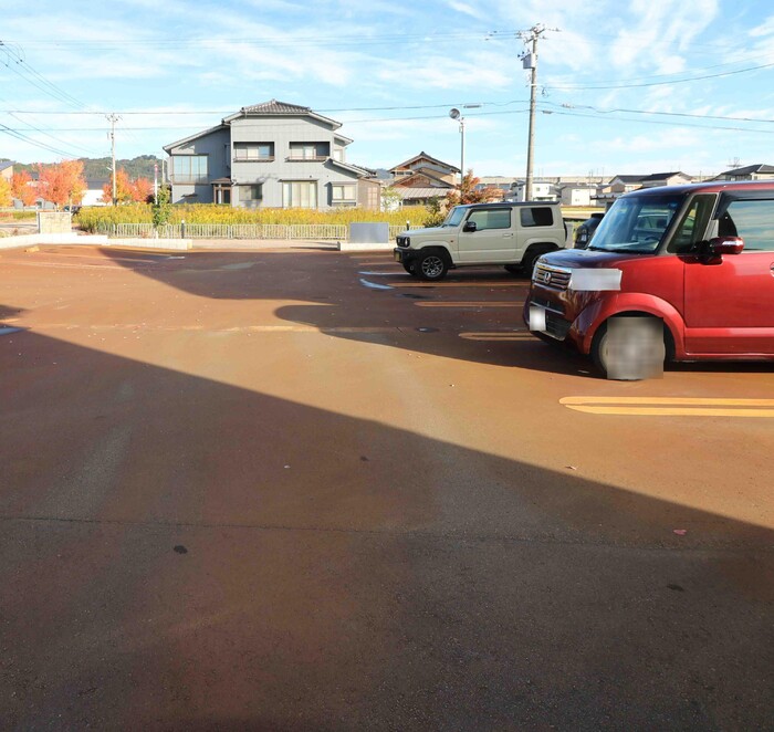 【小矢部市綾子のアパートの駐車場】