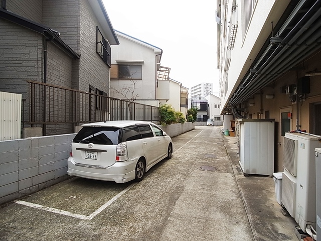 【リアルテ霞ヶ丘の駐車場】