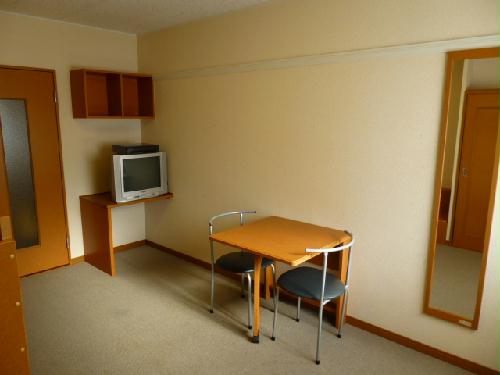 居室・リビング　中央、テーブルは折りたたむことが出来ます。