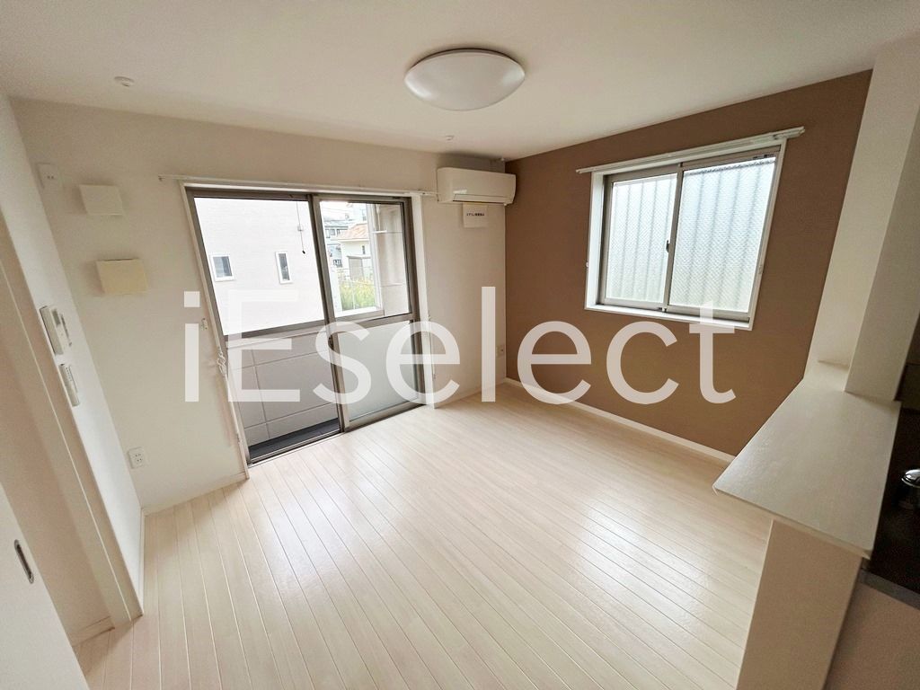 居室・リビング　2面採光の明るい居室です