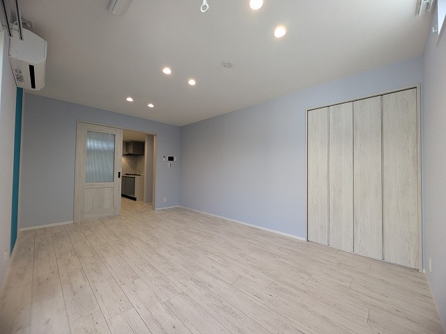 居室・リビング　同物件、別号室のものです。