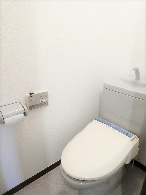 トイレ　写真は201号室です。（参考）