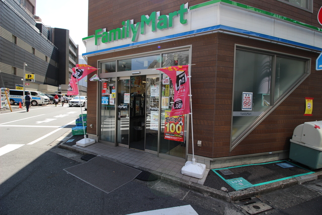 コンビニ　ファミリーマート渋谷二丁目中央店（コンビニ）まで102m