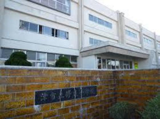 小学校　津市立修成小学校（小学校）まで918m