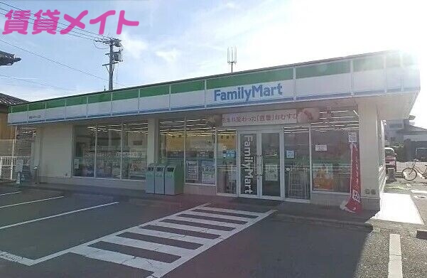 コンビニ　ファミリーマート鈴鹿ひばりケ丘店（コンビニ）まで1020m