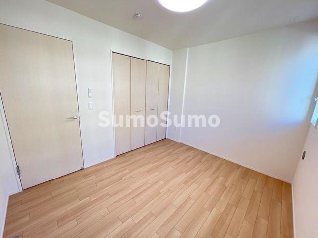 その他部屋・スペース　落ち着いた色調の寝室です