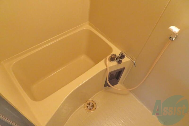 バス・シャワールーム　お風呂はバス・トイレ別で湯舟にも浸かれそうですね