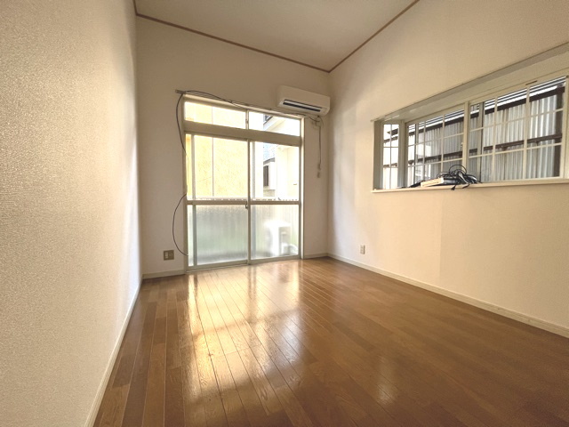 居室・リビング　２面採光なので、明るく風通しのよい過ごしやすいお部屋です♪