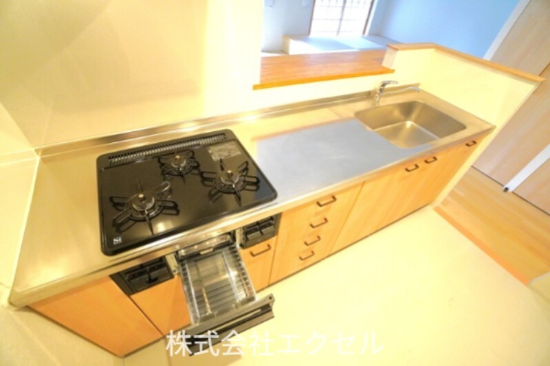 キッチン　３口コンロとグリルが付いたシステムキッチンです。