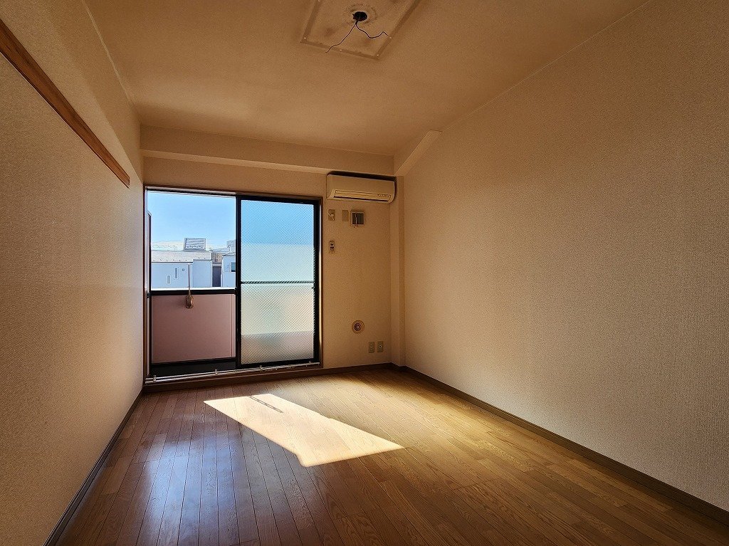 居室・リビング　日当り良好　喫煙者契約不可