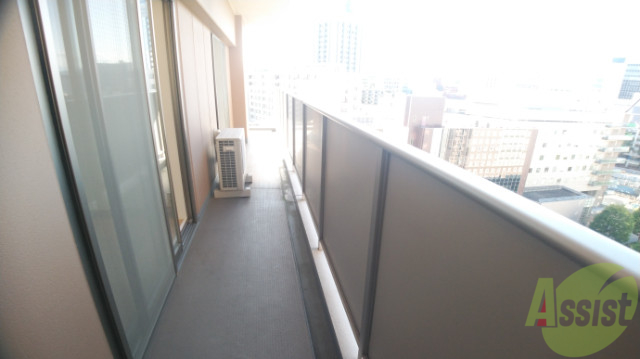 バルコニー　リビングからつながるバルコニーは各部屋を囲むほどの大きさです