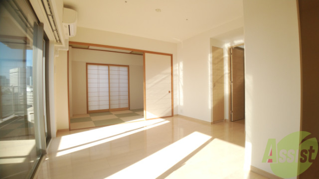 居室・リビング　１６帖のリビングです、大きな窓も２つあり陽の光も沢山入ります