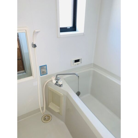 バス・シャワールーム　追焚付き。窓があり換気良好。