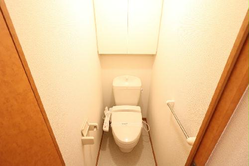 トイレ　快適な温水洗浄便座付きトイレになります。