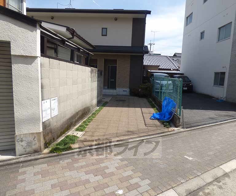 エントランス　広々としたエントランスです。