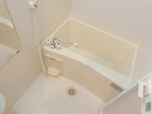 バス・シャワールーム　キレイにリフォームされています！