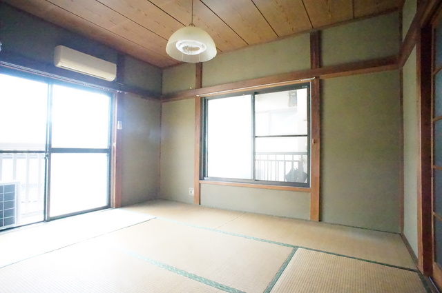 居室・リビング　２面採光なので、明るく風通しのよいお部屋です♪