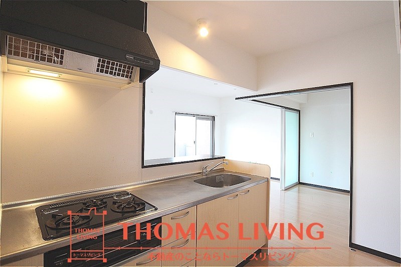 キッチン　3口コンロ・グリル付きです。