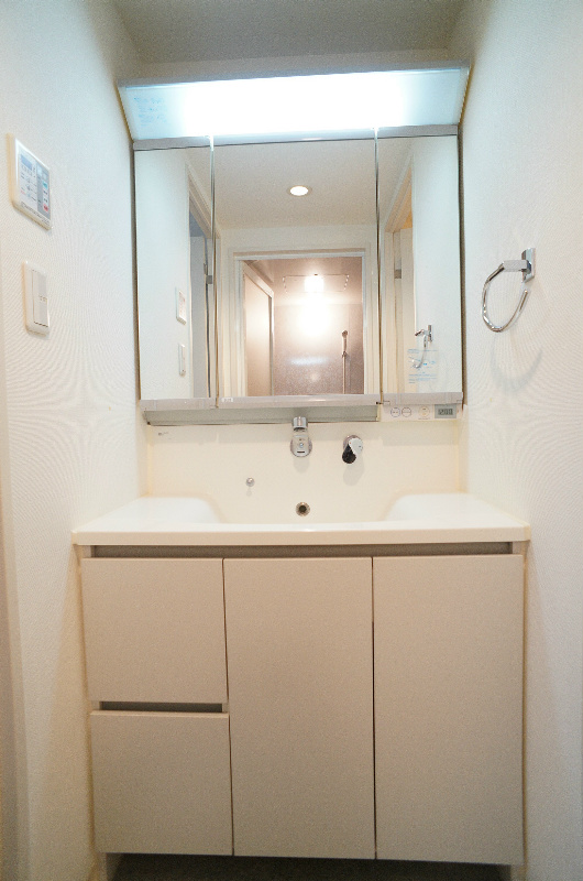 洗面設備　忙しい朝の身支度に重宝する独立洗面台。毎日の身支度をスムーズ