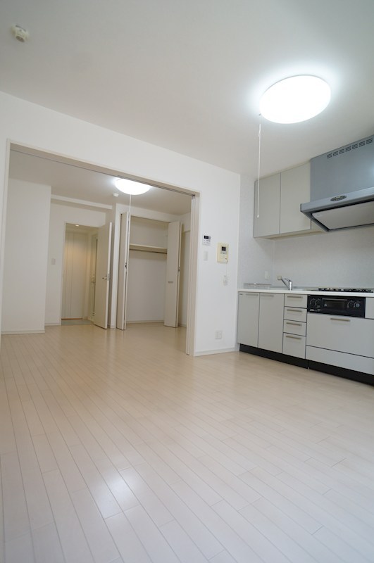 居室・リビング　11.60畳のLDK。食事とリラックスの空間を明確に分けられ