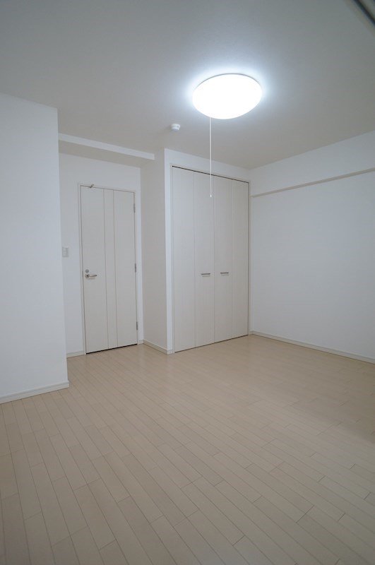 その他部屋・スペース　6畳の洋室は収納付で、家具の配置もスムーズ。居住空間にゆとり