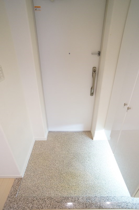 玄関　白をベースにした爽やかな玄関。シューズボックス完備で玄関周り