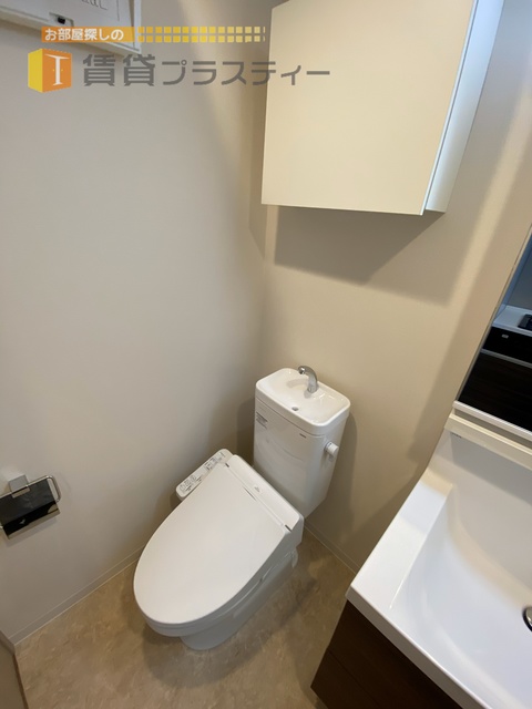 トイレ　上部の棚も嬉しい設備