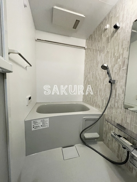 バス・シャワールーム　嬉しい追い焚き・浴室乾燥機付きです♪