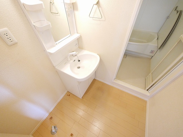 洗面設備　ゆったりとスペースのある洗面所