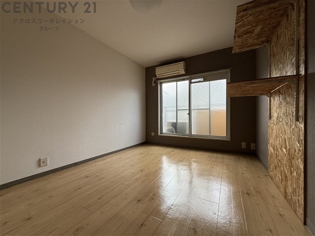 居室・リビング　床色が明るい色合いで、とてもきれいです。