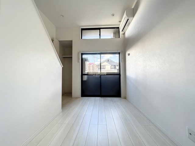 居室・リビング　写真は１０１号です。