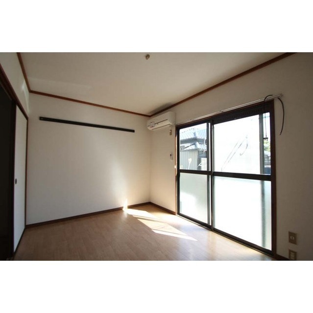 居室・リビング　（内装写真は全て１０５号室です）