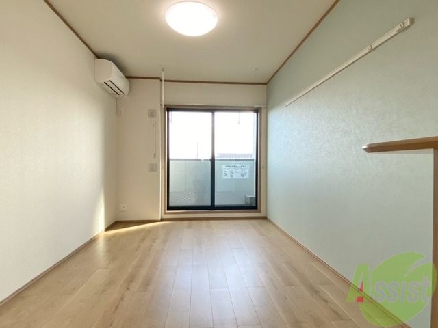 居室・リビング　アクセントクロスが素敵な南向きのお部屋です