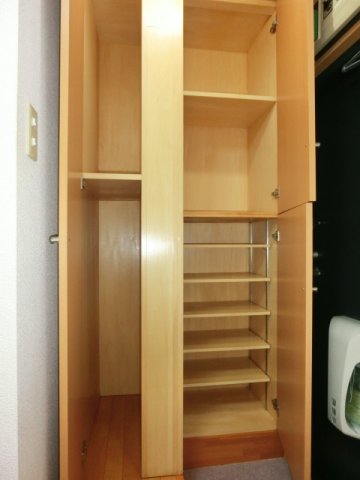 玄関　玄関にシューズボックスあり。（※参考写真）