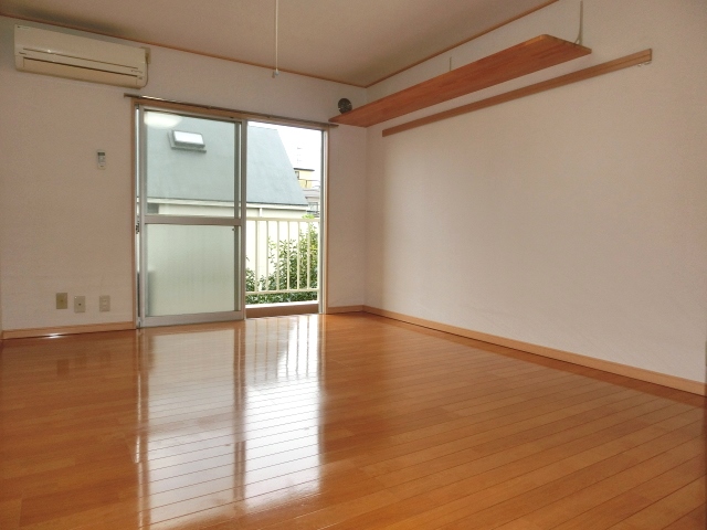 居室・リビング　南東向きの明るい室内。（※参考写真）