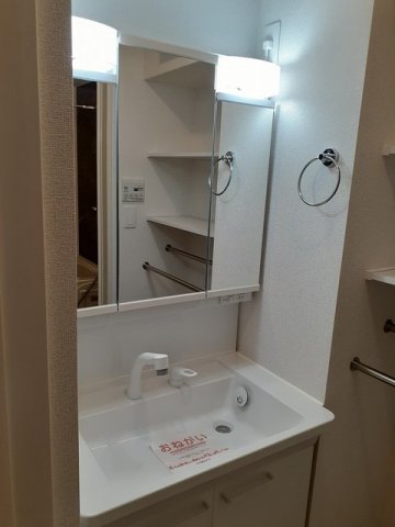 洗面設備　三面鏡の洗面台です☆