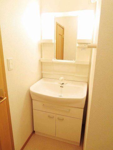 洗面設備　独立洗面化粧台が付いています