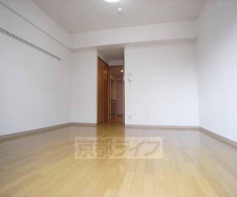 居室・リビング　広く明るい洋室。